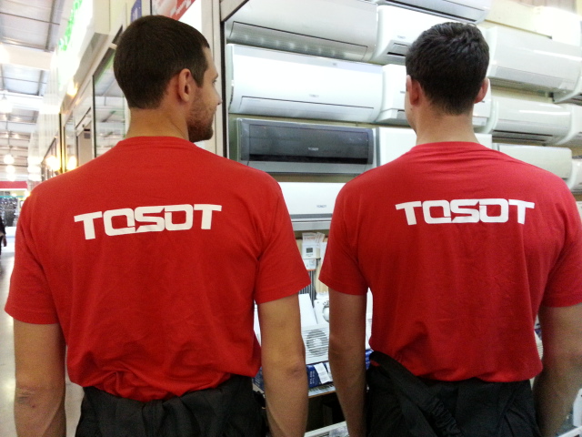 быстро, качественно и надежно установят кондиционер TOSOT в Одессе эти широкоплечие парни