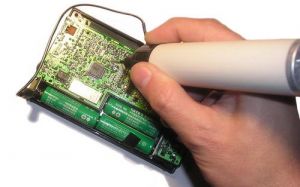осциллограф ручного типа, подключаемый к последовательному порту различных устройств, в том числе - карманных компьютеров;
